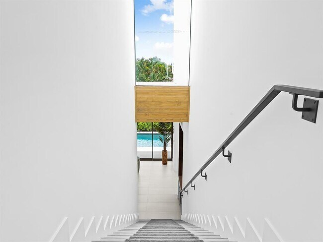 Building Photo - 2657 NE 34th St