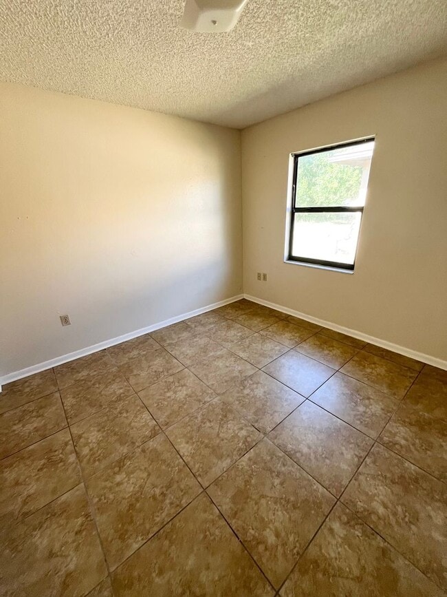 Building Photo - GORGEOUS 3BR/1.5BA Duplex! Convenient Location! NO APPLICATION FEE!