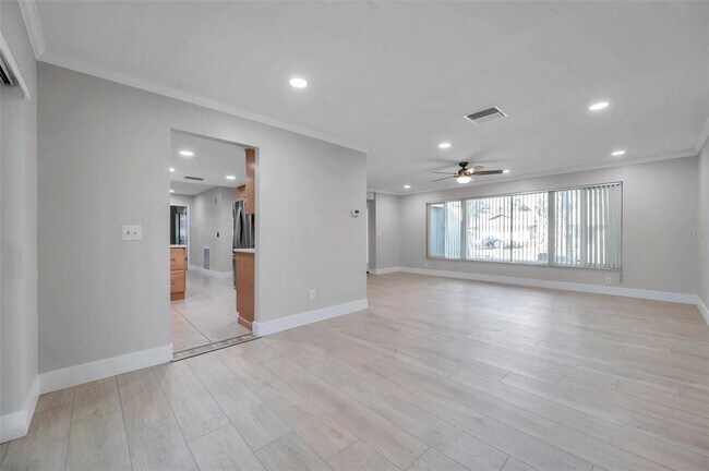 Building Photo - 8789 Maplewood Rd