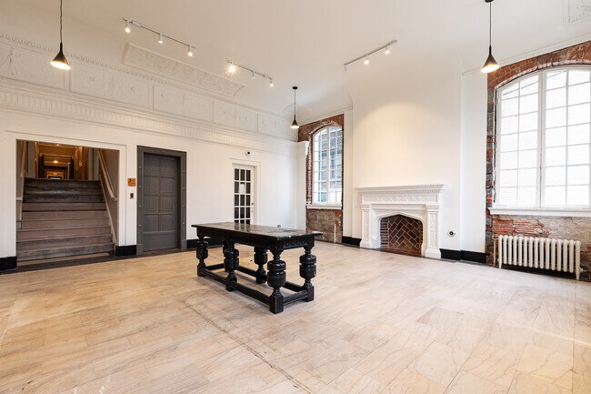 Building Photo - 666 Selden St