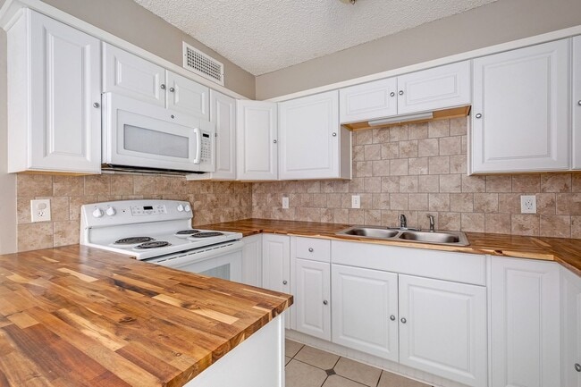 Building Photo - Sanctuary Near Downtown Nashville (MOVE IN SPECIAL!)