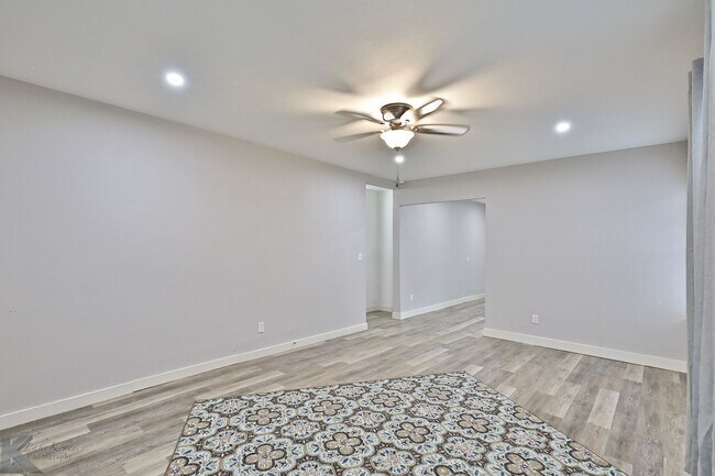 Building Photo - 2 bed 1 bath; AVAILABLE NOW!