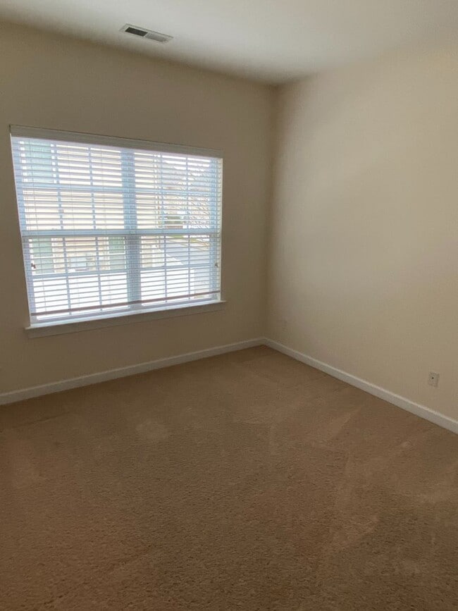 Building Photo - GORGEOUS 3 BR Townhome in the Heart of Bal...