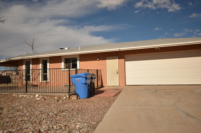 Building Photo - FIVE BEDROOMS!