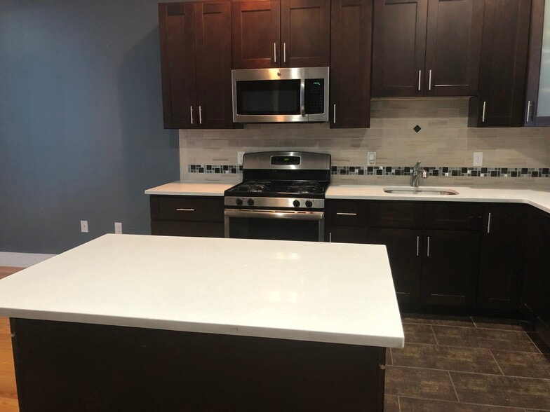 Building Photo - 646 Montgomery St