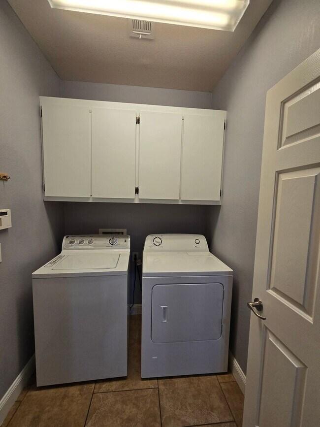 Building Photo - A Beautiful Single Story Townhouse! 3 Bed,...
