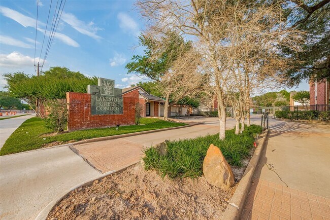 Primary Photo - 2211 S Kirkwood Rd