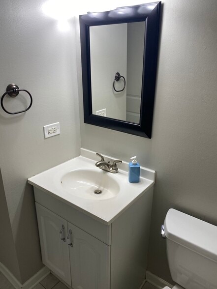 Guest Bath - 7335 W 157th St
