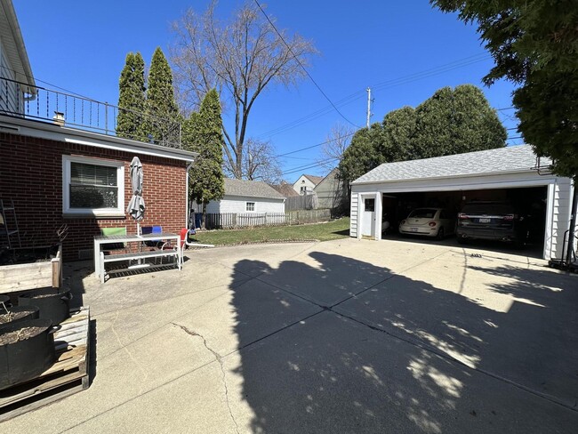 Building Photo - 4940 N Wildwood Ave