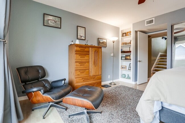 Building Photo - Welcome to this beautiful 1,042 sq. ft. condo offering modern comfort in a prime location!