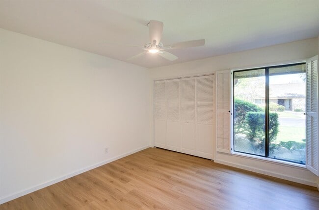 Building Photo - 1067 W Sierra Ave