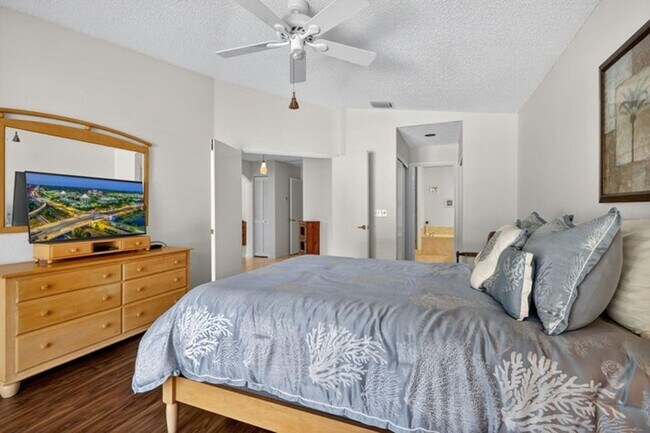 Building Photo - 1520 S Club Dr