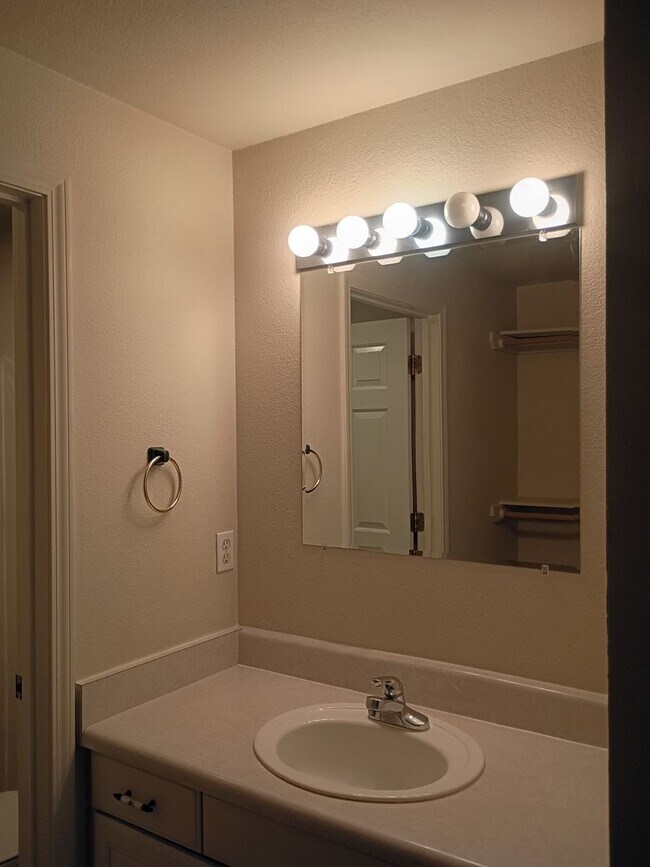 Building Photo - MM2240-1