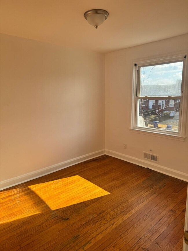 Building Photo - 2 Bedroom  Townhome in Belair-Edison!