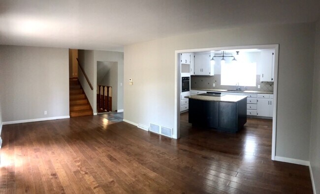 Building Photo - Beautiful 4 Bedroom 2 Bathroom Home