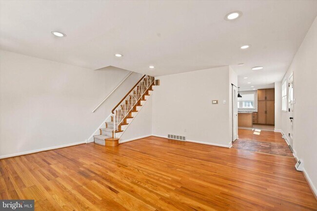 Building Photo - 668 Renz St