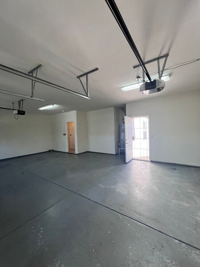 Building Photo - Super cute home with 3 car garage in a des...