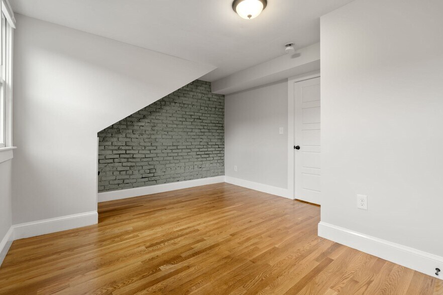 Building Photo - 129 Sutherland Rd