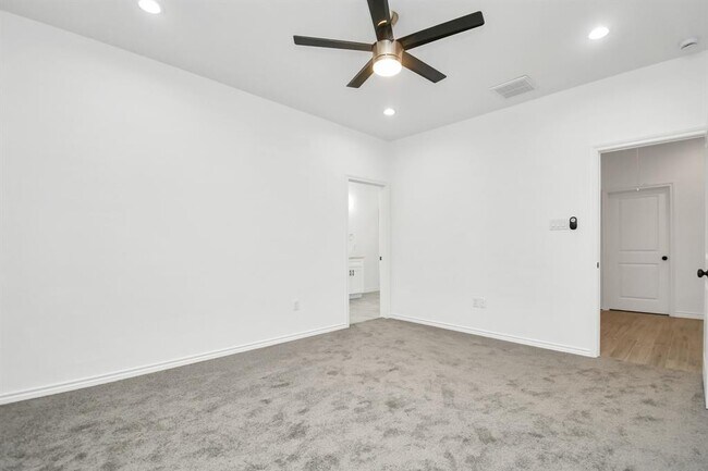 Building Photo - 8406 Parnell St