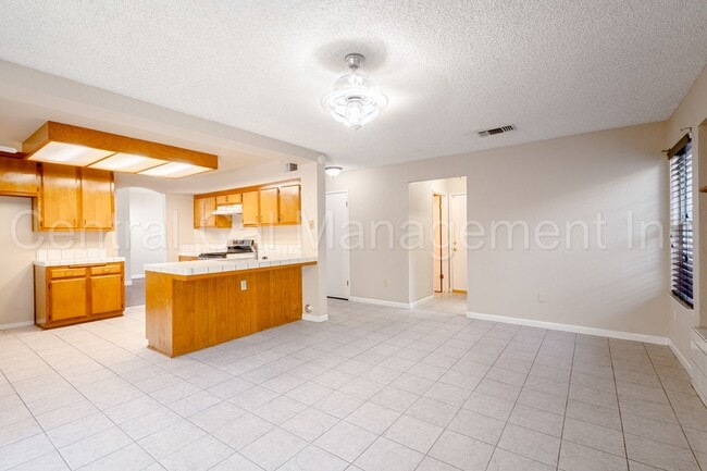 Building Photo - 3 Bedroom/2.5 Bath Home in Silver Creek - $2295 Per Month!