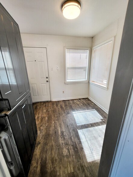 Building Photo - 127 20th Plz