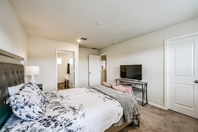 Building Photo - 11627 Braemar Village Dr