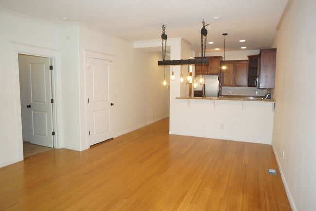 Building Photo - Spectacular SW Liar Hill 3 bedroom Townhouse