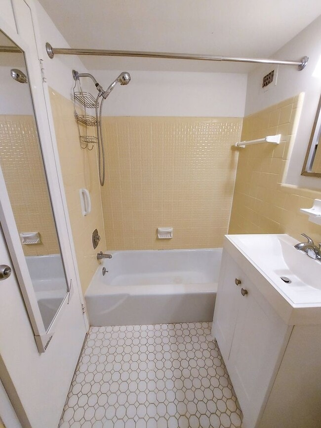 Building Photo - Lovely Studio Apartment in Highly-Sought G...
