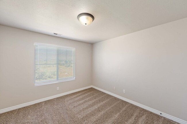 Building Photo - Stunning 3 bed 2 bath Condo in Pleasant Grove