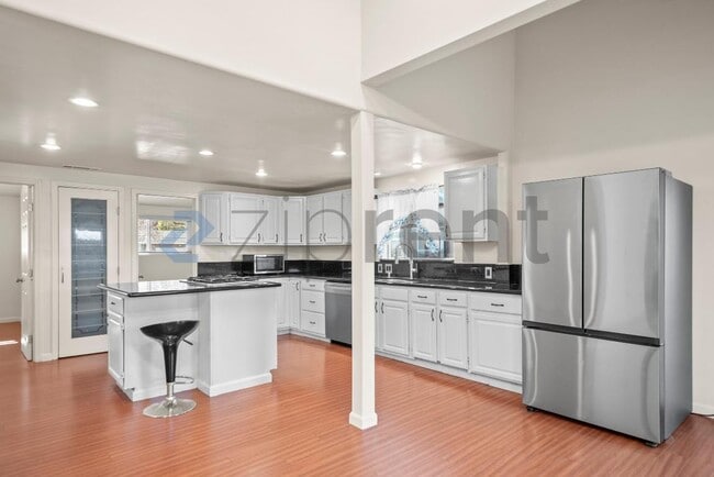 Building Photo - 41861 Maywood St