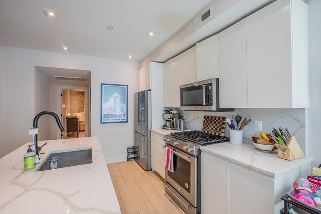 Building Photo - Stunning 2 BR/2 BA Condo in Lanier Heights!