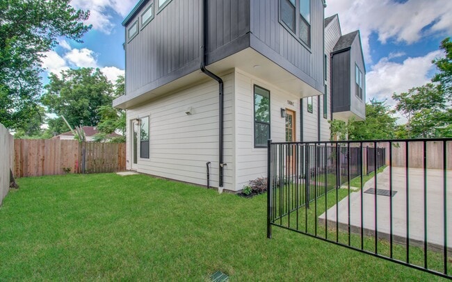 Building Photo - 1308 Tarley St