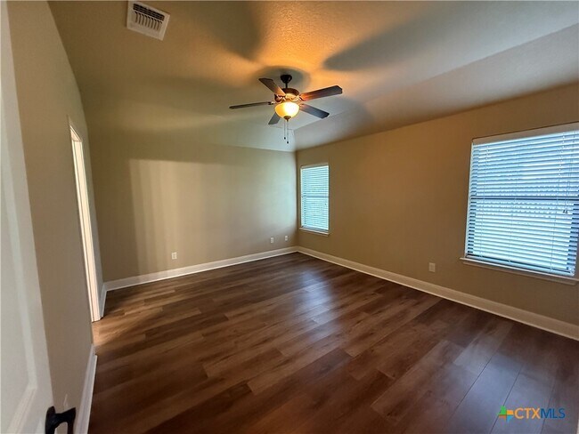 Building Photo - 2011 Sungate Dr