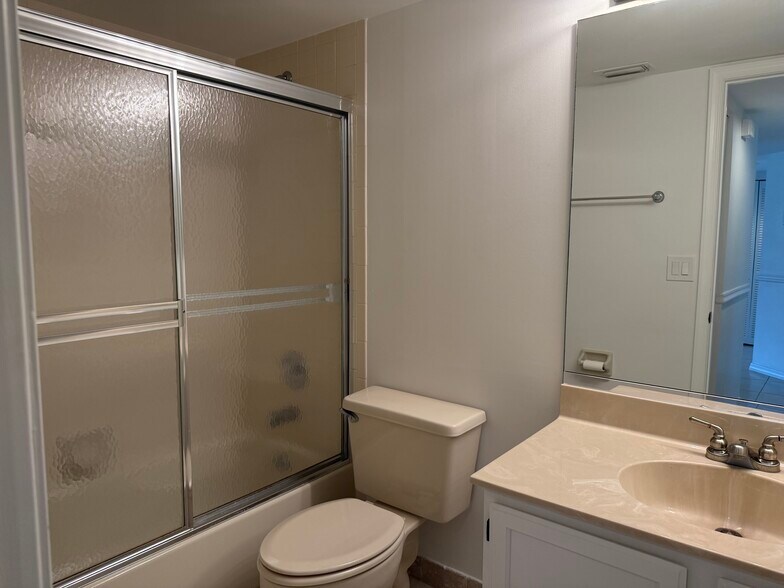 2nd bathroom - 9836 Luna Cir