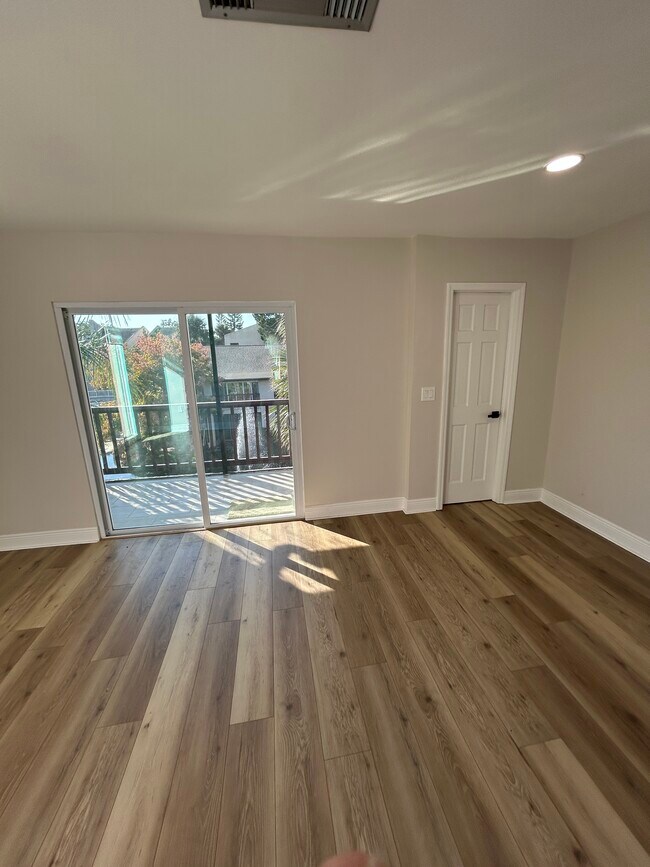 Building Photo - 3848 N Lake Dr