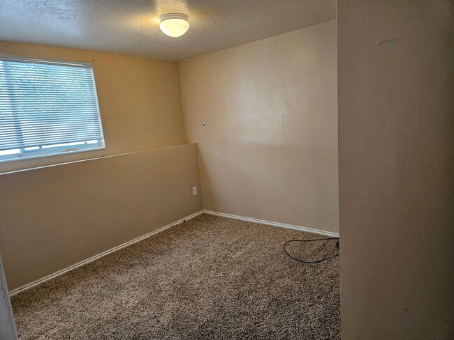 Building Photo - Beautiful 3 Bedroom/2.5 Bathroom in Midvale