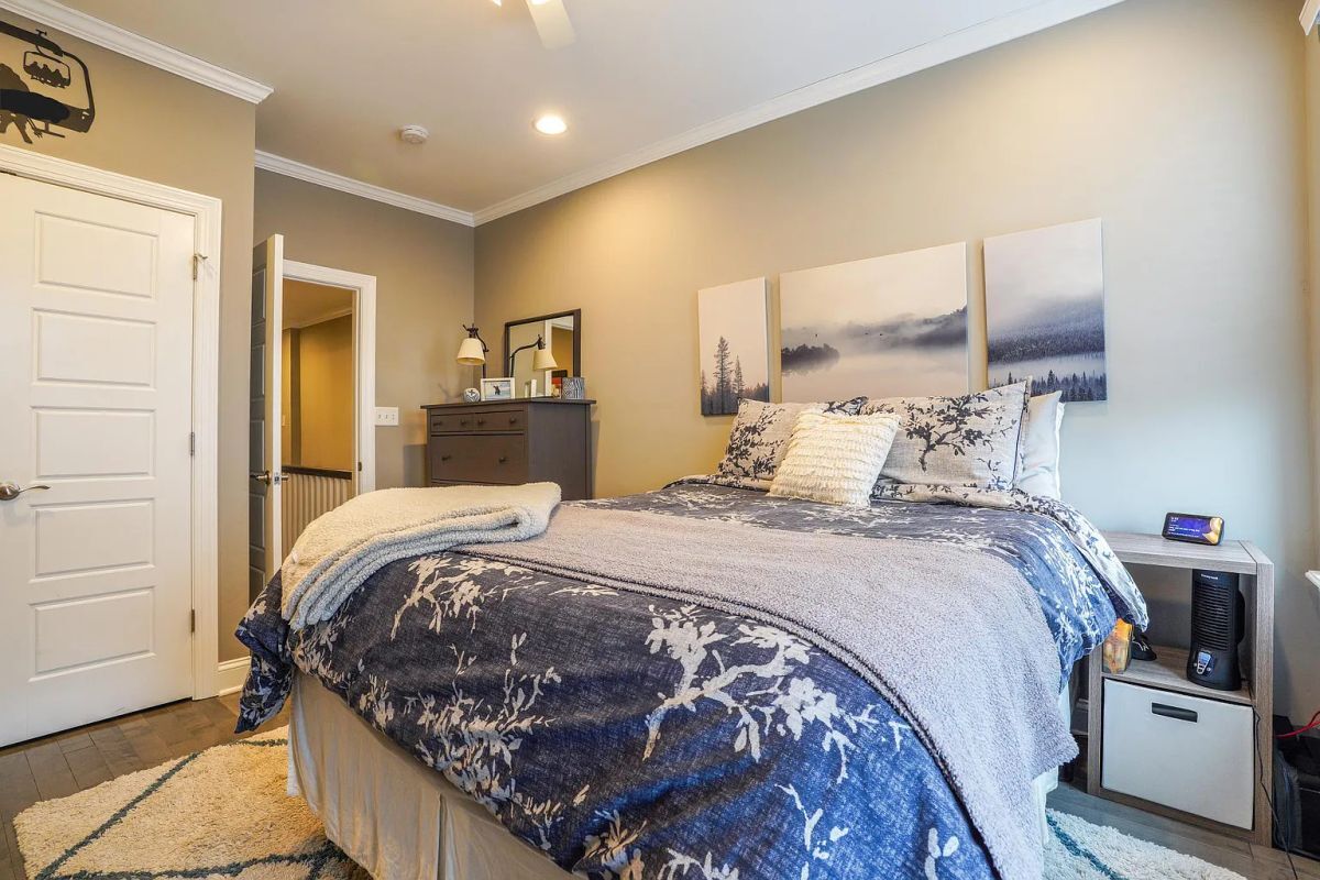 Building Photo - 22 E Heath St