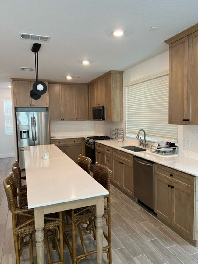 Building Photo - Beautiful Newer 3 Bedrooms 2.5 Baths Home with SOLAR!!!