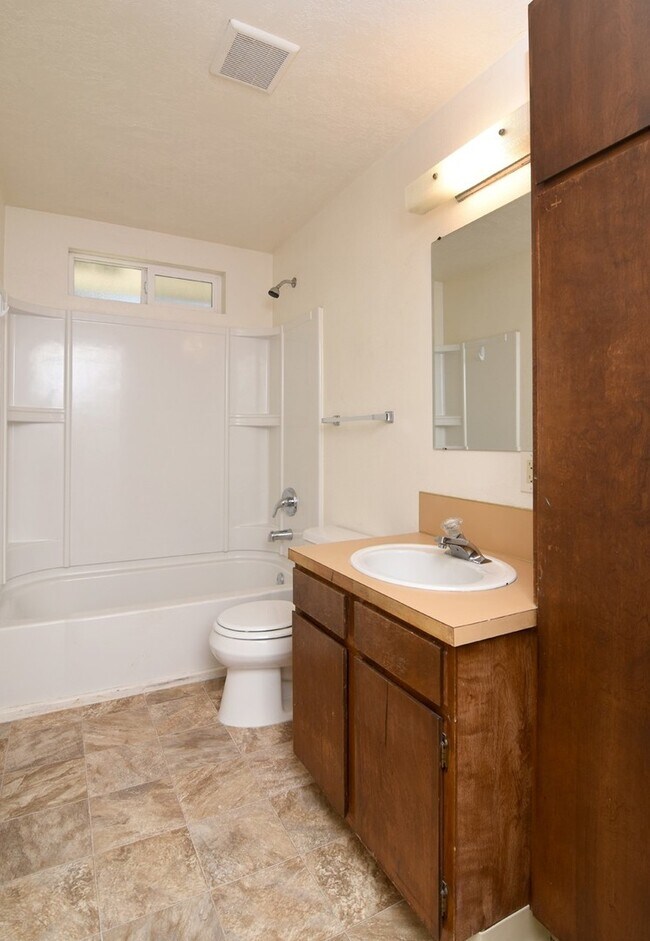 Building Photo - Spacious 2 Bedroom Duplex _ Pet Friendly!
