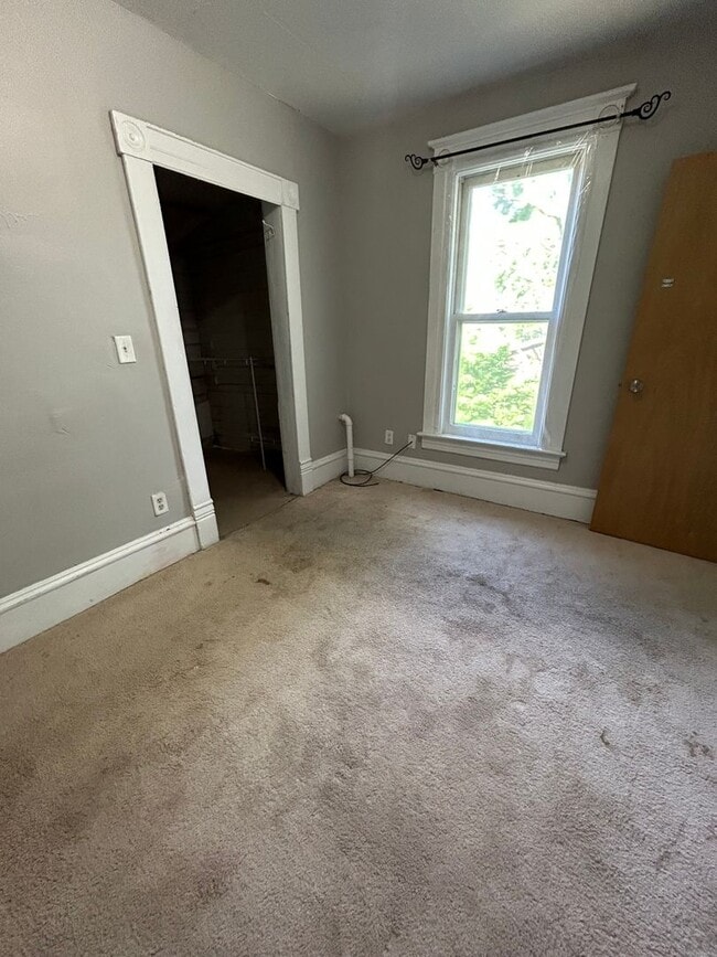 Building Photo - Large Five Bedroom House