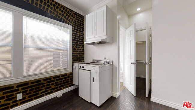 Building Photo - 738 S New Hampshire Ave