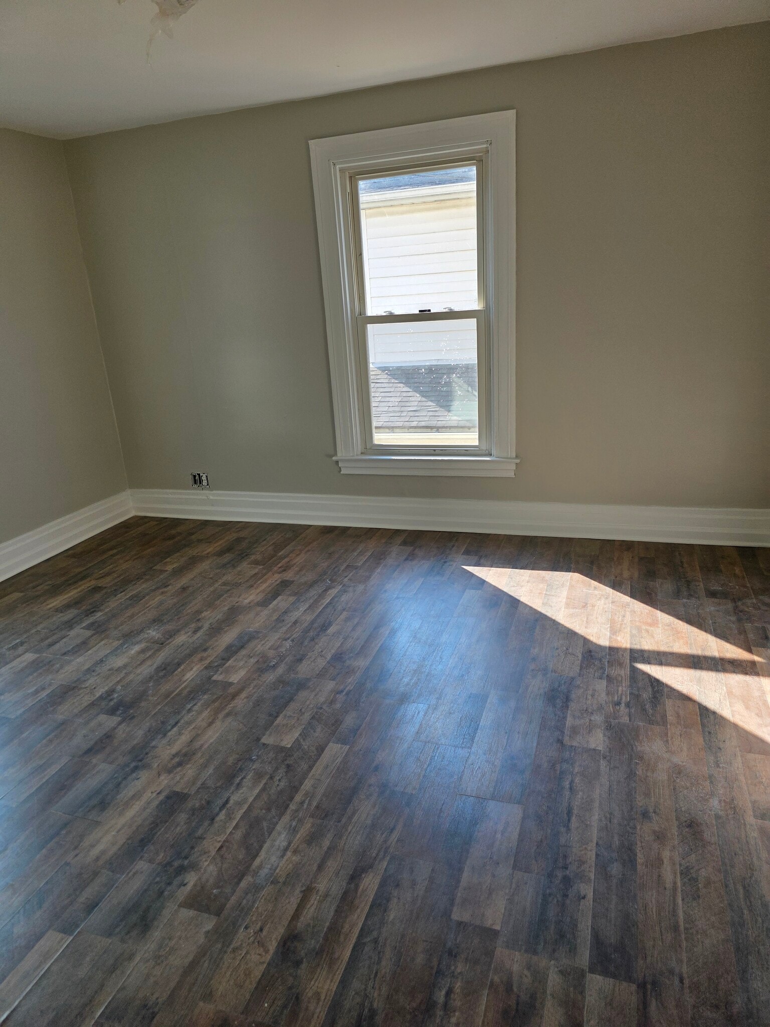 Bed 1 - 105 Broad St