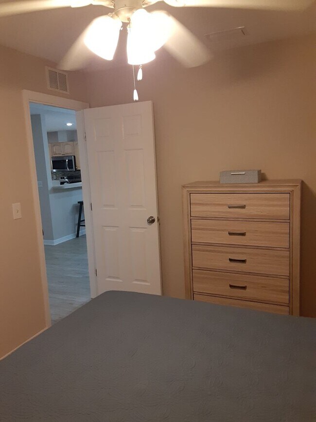 Building Photo - Stunning Short Term Rental!