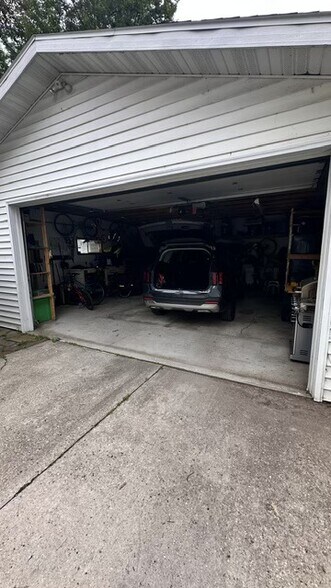 2-car garage - 1709 Northfield Pl