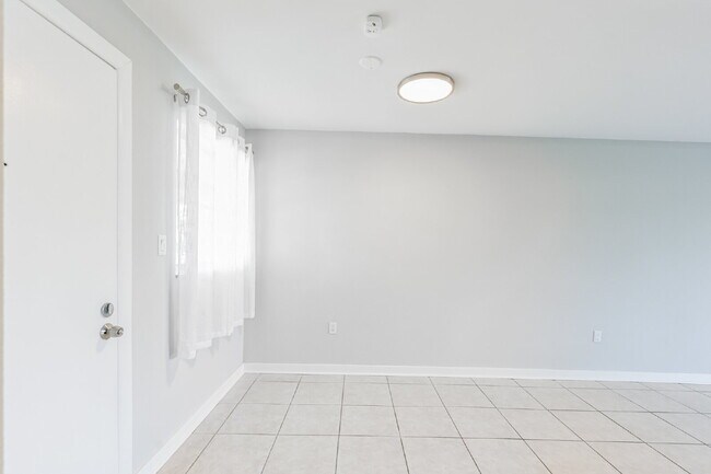 Building Photo - "Charming Coastal Retreat: Cozy 1-Bedroom ...