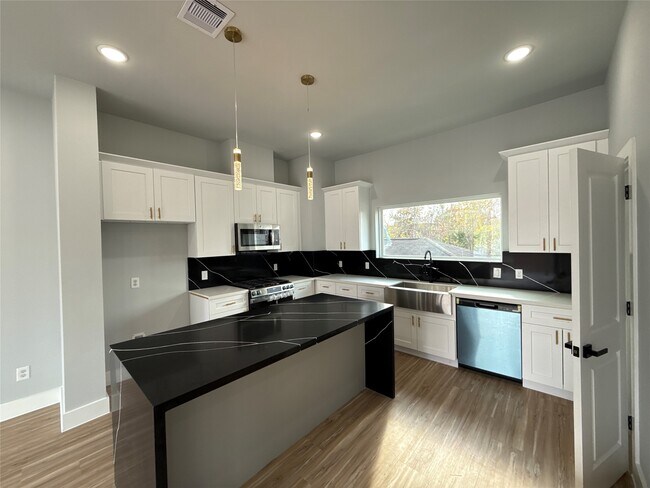 Building Photo - 3101 Live Oak St