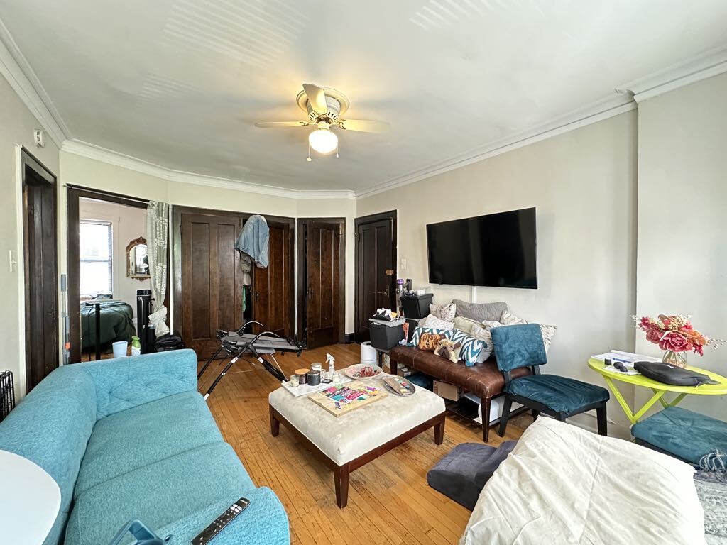 Building Photo - 3843 N Greenview Ave