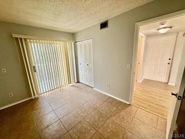 Building Photo - 1673 SE Green Acres Cir