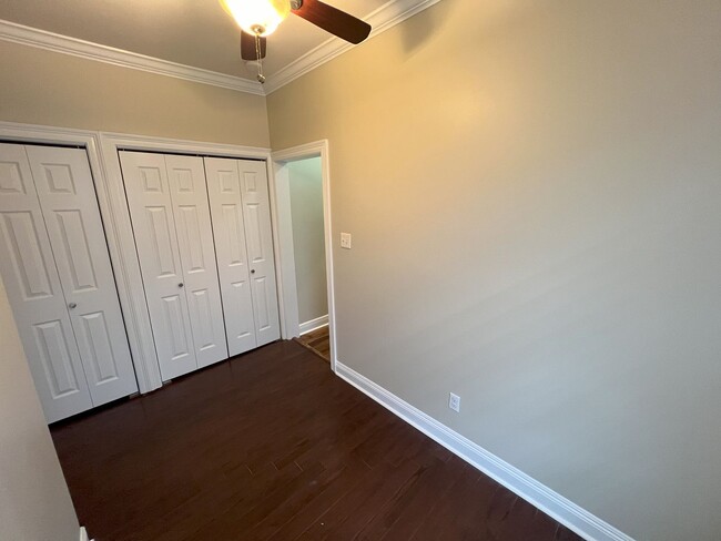 Building Photo - 1 bedroom, 1 bathroom duplex located in Po...