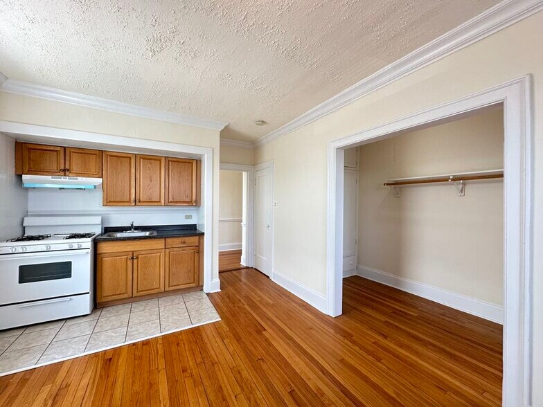 Building Photo - 2737 N Spaulding Ave